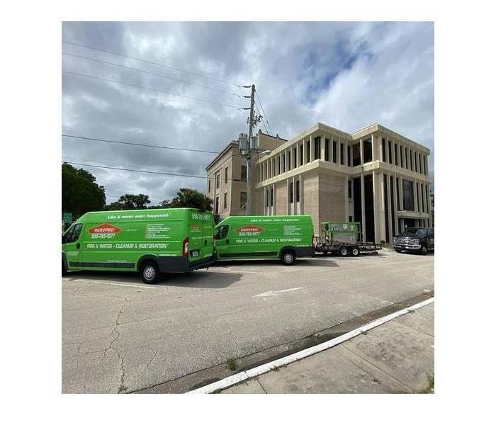 SERVPRO vehicles parked in front of a courthouse in Florida